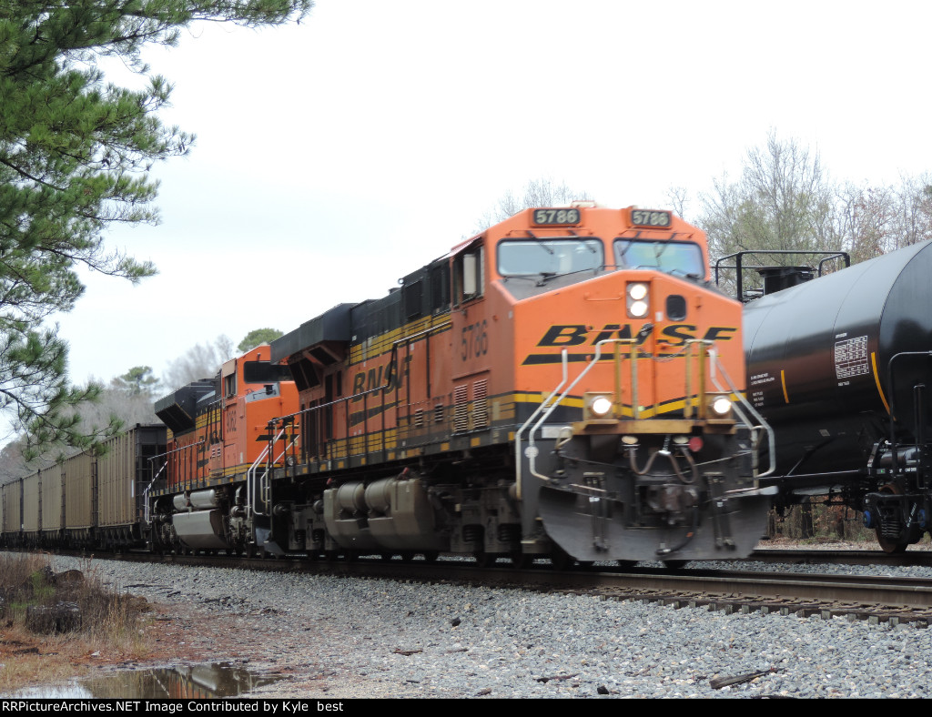 BNSF 5786 on empty coal 